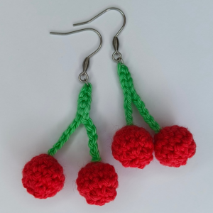 Boucles d'oreilles cerises avec des attaches pour oreilles percées