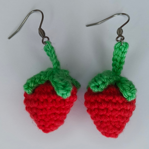 Boucles d'oreilles fraise avec des attaches pour oreilles percées