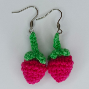 Boucles d'oreilles framboise avec des attaches pour oreilles percées